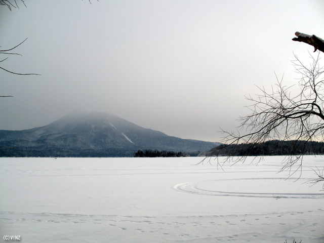 雪景色　北海道　道東 阿寒湖 と　雄阿寒岳